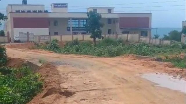 लातेहार में शिलान्यास के 1.5 साल बाद भी अधूरी है सड़क, अस्पताल मार्ग बना कीचड़ का दलदल

