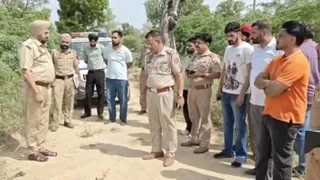 गांव दातेवास में घटनास्थल पर मौजूद पुलिस टीम।