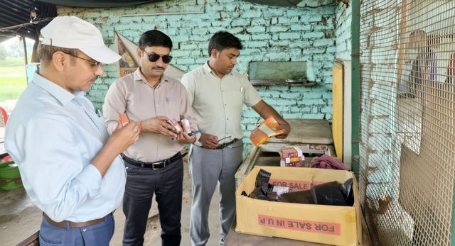 संतकबीरनगर के अलकमा रेस्टोरेंट में छापा: मिला सेहत से खिलवाड़ का मसाला, एक ही बर्तन में बन रहा था वेज-नॉनवेज
