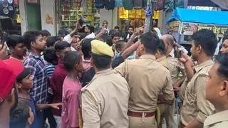 आजमगढ़ जेल में कैदी की मौत पर मऊ के दोहरीघाट में बवाल पुलिस से भिड़े ग्रामीण।