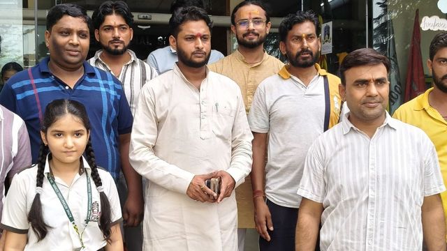 शामली में स्कूली छात्रों को कलावा और तिलक न लगाने के आदेश पर अभिभावकों का हंगामा, नौकरी से निकाली गई शिक्षिका