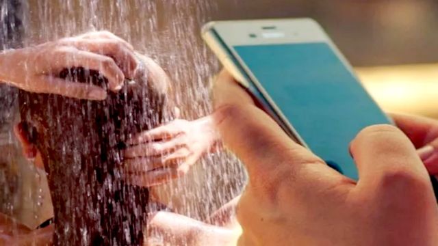 युवती का नहाते हुए वीडियो बनाते युवक को ग्रामीणों ने दबोचा, मोबाइल में मिला अन्य महिला का भी वीडियो
