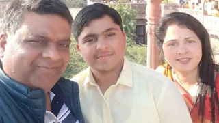 नीट-यूजी के उत्तराखंड टापर आदि जैन अपने माता-पिता के साथ।
