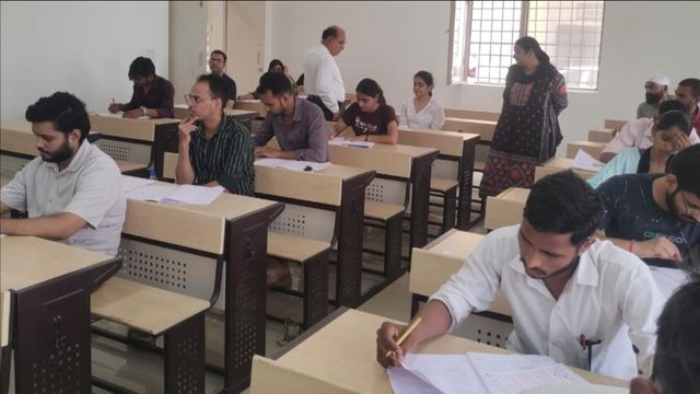 500 के नोट को बनाया चीटिंग का जरिया, परीक्षा खत्म होने से पहले ही टीप ली नकल, फिर भी उल्टी पड़ गई चालबाजी