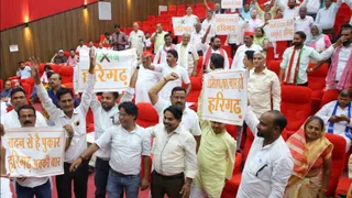 नगर निगम अधिवेशन में अलीगढ़ का नाम हरिगढ़ किए जाने को लेकर पोस्टर लहराते भाजपाई।