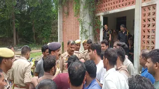 इलाहाबाद विश्वविद्यालय के पंत छात्रावास को खाली कराने को लेकर आक्रोशित छात्रों को समझाते पुलिस अधिकारी। जागरण