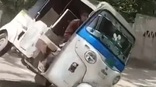 आगरा में दो पहियों पर ऑटो चलाता चालक।
