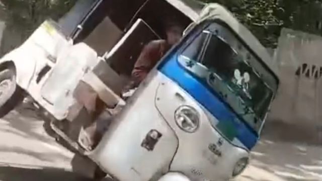 स्टंटबाजी कर दो पहियों पर दौड़ाया ऑटो,  वीडियो हुआ वायरल; आगरा पुलिस ने थमाया पांच हजार का चालान