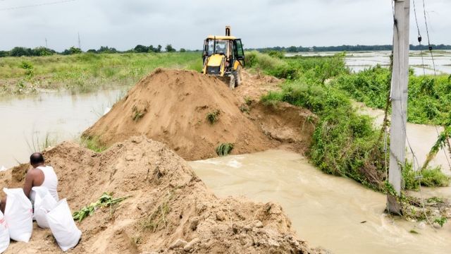 मधुबनी में उग्रनाथ नहर का तटबंध टूटा, 500 एकड़ में लगी धान की फसल डूबी, गांव में घुसा पानी