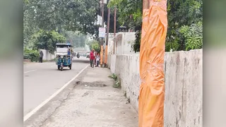 शहर के कावड़ मार्ग पर पालीथिन से ढके गए खंभे। जागरण