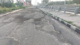 दिल्ली-देहरादून इकोनामिक काॅरिडोर के पास बनी सर्विस रोड टूटकर हुई बुरी तरह क्षतिग्रस्त। जागरण