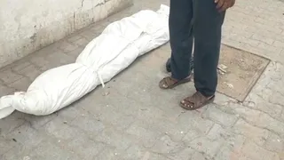 पोस्टमार्टम हाउस के बाहर फर्श पर रखी डेड बॉडी।