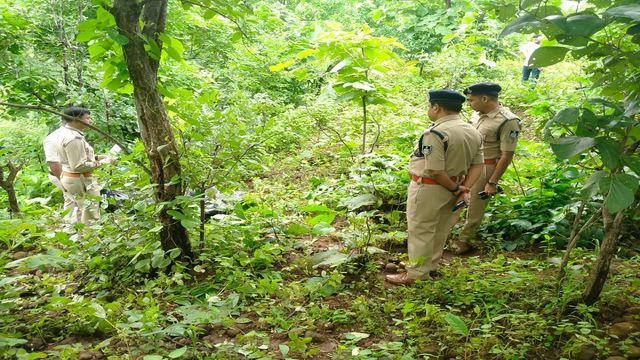 धनबाद के मनियाडीह जंगल में मिला अज्ञात युवक का शव, पुलिस ने जताई हत्या की आशंका