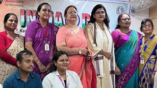 धनबाद में सत्विक कृत्रिम गर्भाधान केंद्र की चिकित्सा निदेशक एवं प्रख्यात प्रजनन विशेषज्ञ डा. नेहा प्रियदर्शिनी, डा. शिवानी झा और अन्य। (फोटो जागरण)