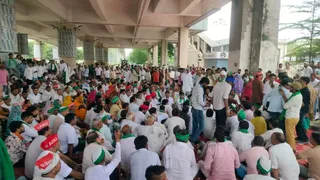 ग्रेनो प्राधिकरण कार्यालय के बाहर धरना पर बैठे किसान। जागरण