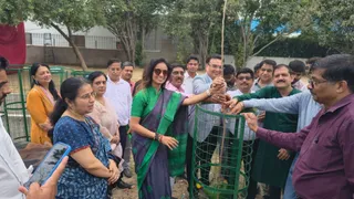पौधरोपण करते ग्रेनो प्राधिकरण के अधिकारी व आइबीए के पदाधिकारी। जागरण