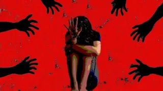 आरोपितों के परिजन और कुछ स्थानीय लोग मामले को रफा-दफा करने के लिए पंचायती करने लगे। प्रतीकात्मक फोटो