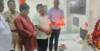 महाराजपुर थाने में सुंदरकांड के बाद आरती करते महाराजपुर थाना प्रभारी जनार्दन सिंह दाएं। इंटरनेट