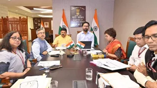केंद्रीय कोयला मंत्री जी किशन रेड्डी, राज्य मंत्री सतीश चंद्र दुबे सहित अन्य अधिकारी झरिया पुनर्वास को लेकर करते बैठक। (सौजन्य- इंटरनेट मीडिया)