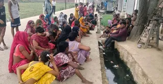 नाला के पास बैठे रोते बिलखते स्वजन। जागरण