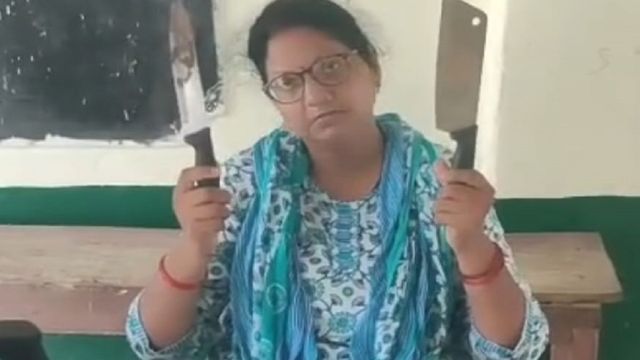 ‘चाकू वाली' निलंबित मैडम बीआरसी कौशांबी से संबद्ध, अब मिलेगा आधा वेतन; प्रकरण की जांच एबीएसए को सौंपी गई