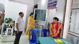 जांच को पहुंचे अधिकारी। (जागरण)