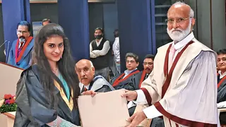 2021 की इस तस्वीर में करसन भाई पटेल अपनी पोती रिया पटेल के साथ।