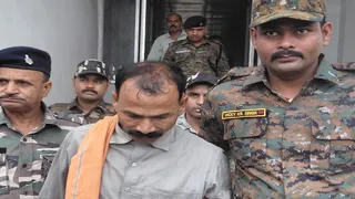 गिरिडीह पुलिस की गिरफ्त में माओवादी अजय महतो उर्फ मोछू। (फोटो जागरण)