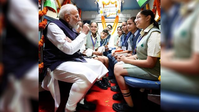 ये तो मोदी जी हैं... जालंधर में स्टेशन पर खड़ी ट्रेन में अचानक चढ़ गए PM मोदी, प्रधानमंत्री को देख चौंके बच्चे
