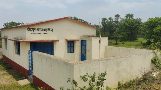पाकुड़ में खदान के साए में आंगनबाड़ी, जान जोखिम में डालकर ककहरा सीख रहे मासूम

