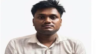 प्रयागराज एंटी करप्शन टीम की गिरफ्त में घूस लेते रंगेहाथ गिरफ्तार सोरांव थाने का दारोगा संयम जायसवाल। साभार : एंटी करपशन