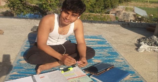 Success Story: मां ने सरकारी नौकरी छोड़ बेटों की परवरिश की, बेटे ने NEET पास कर त्याग को बनाया कामयाबी की मिसाल
