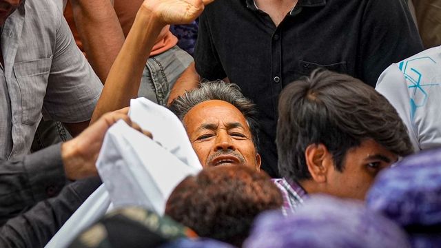 सोनम वांगचुक को 5 मिनट में कैसे ले गई पुलिस? विपक्ष ने बताया तानाशाही, अन्ना बोले- बातचीत करने में क्या हर्ज है?
