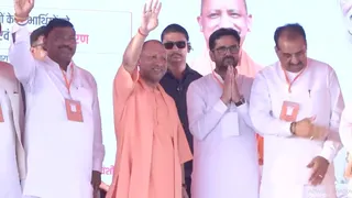 अमरोहा में जनसभा स्थल पर लोगों का अभिवादन करते सीएम योगी आदित्यनाथ