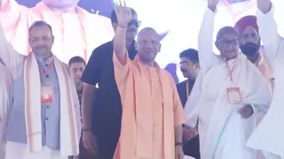 मंच से जनता का अभिवादन स्वीकार करते सीएम योगी आदित्यनाथ
