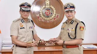 नए पुलिस कमिश्नर अनुराग कुमार और पूर्व कमिश्नर सतीश गोलछा। फोटो: दिल्ली पुलिस