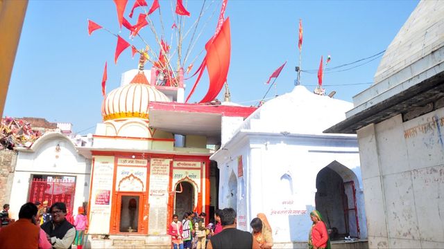 काशी विश्वनाथ की तर्ज पर संवर रहा बाराबंकी का लोधेश्वर धाम, कॉरिडोर निर्माण ने पकड़ी रफ्तार
