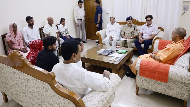 CM योगी ने ललिता गौतम के स्वजन से की भेंट, बोले- नहीं बख्शा जाएगा कोई दोषी; आर्थिक सहायता व आवास देने की घोषणा