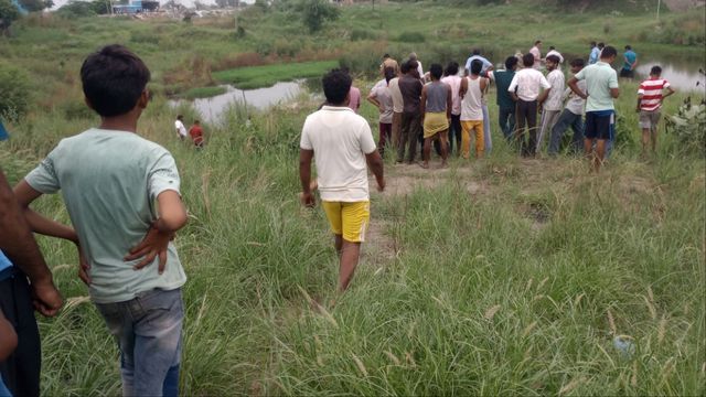 सोनीपत में कुत्तों ने की लाश की तलाश, मुंह में दबोचे गलियों में घूमने लगे, गांव में मचा हंगामा
