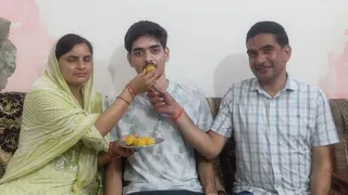 नीट परीक्षा में सफलता पर शौर्य प्रताप को मिष्ठान खिलाकर आशीर्वाद देते माता-पिता। जागरण