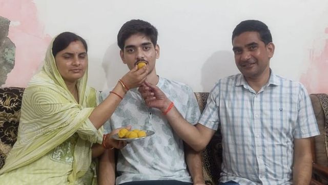 बिना कोचिंग NEET में कैसे पाई शौर्य प्रताप ने सफलता? एटा रोडवेज परिचालक के बेटे की सक्सेस स्टोरी
