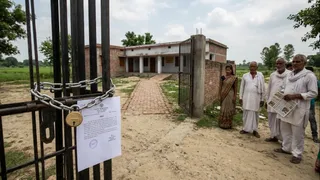 दूसरे की जमीन पर स्कूल दिखाकर मान्यता लेने का आरोप। AI जेनरेटेड फोटो