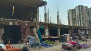 गौर सिटी सोसायटी के पास शाहेबेरी गांव में खड़ी जर्जर इमारत । जागरण