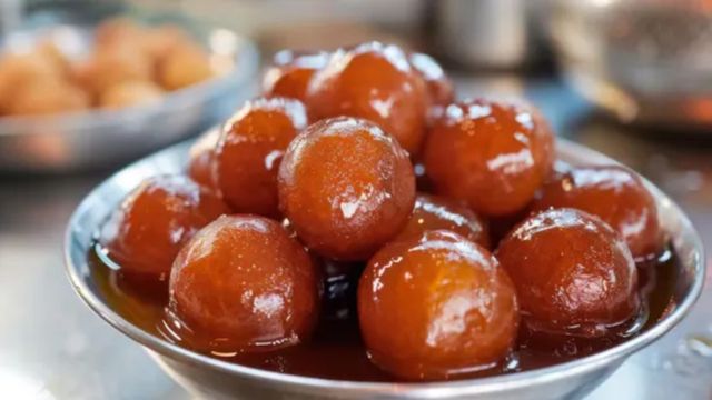 घर में बनाएं बाजार जैसे मुलायम और रसीले गुलाब जामुन, हर निवाले में मिलेगा शुद्ध स्वाद; नोट करें पूरी रेसिपी