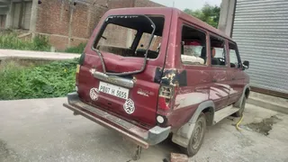 हमले में क्षतिग्रस्त कार।