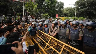 बांग्लादेश में शिक्षा मंत्री के इस्तीफे की मांग कर रहे छात्रों पर पुलिस ने बरसाईं लाठियां