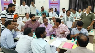नगर पालिका परिषद में बोर्ड बैठक में मौजूद सभासदों में प्रस्ताव को लेकर होती खींचतान। जागरण