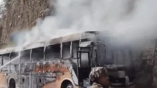 श्रद्धालुओं की बस में लगी आग