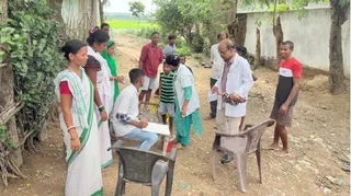 पोटका में ब्रेन मलेरिया की जांच करने पहुंची स्वास्थ्य विभाग की टीम।