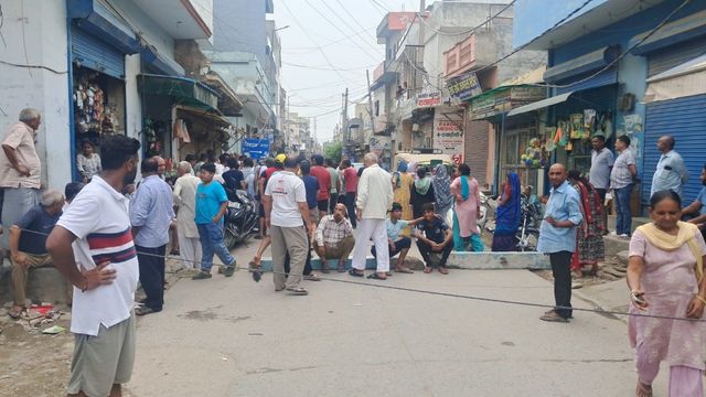 सोनीपत में बिजली कटौती से भड़के लोग, प्रदर्शन के दौरान पार्षद ने जड़ा थप्पड़
